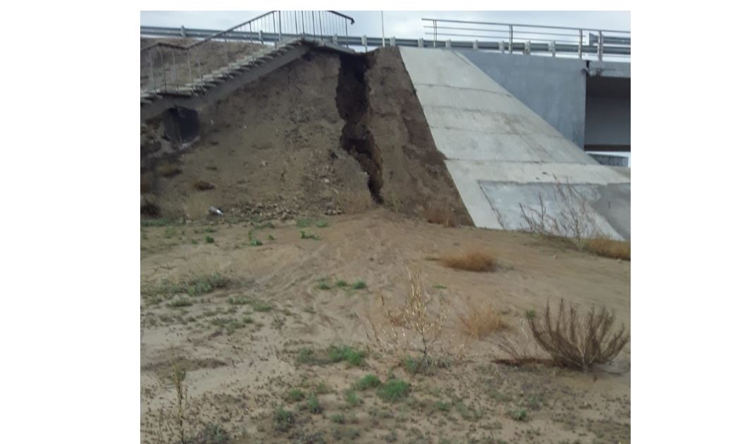 Атырау: Жаңбыр бүлдірген көпірді мердігер жөндейді