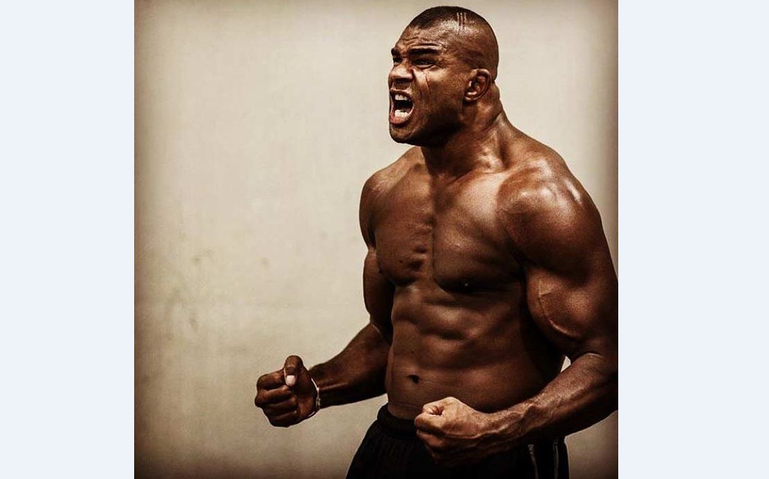 Аралас жекпе-жек: Алистар Оверим мол олжаға кенелді