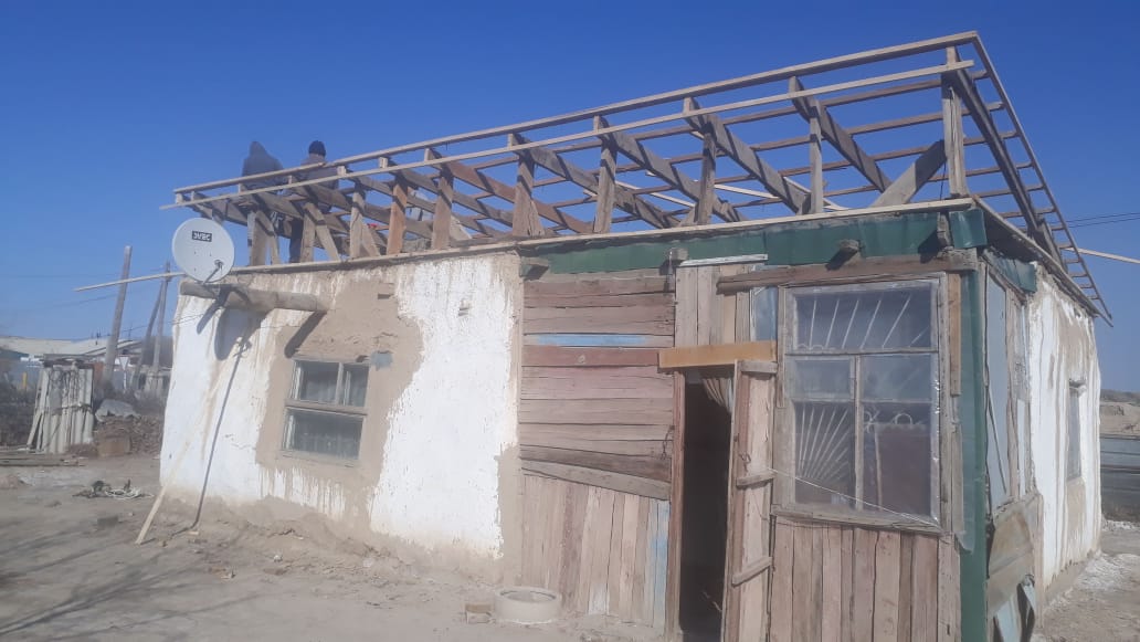 Қызылорда: Еріктілер зейнеткердің баспанасын жөндеп берді