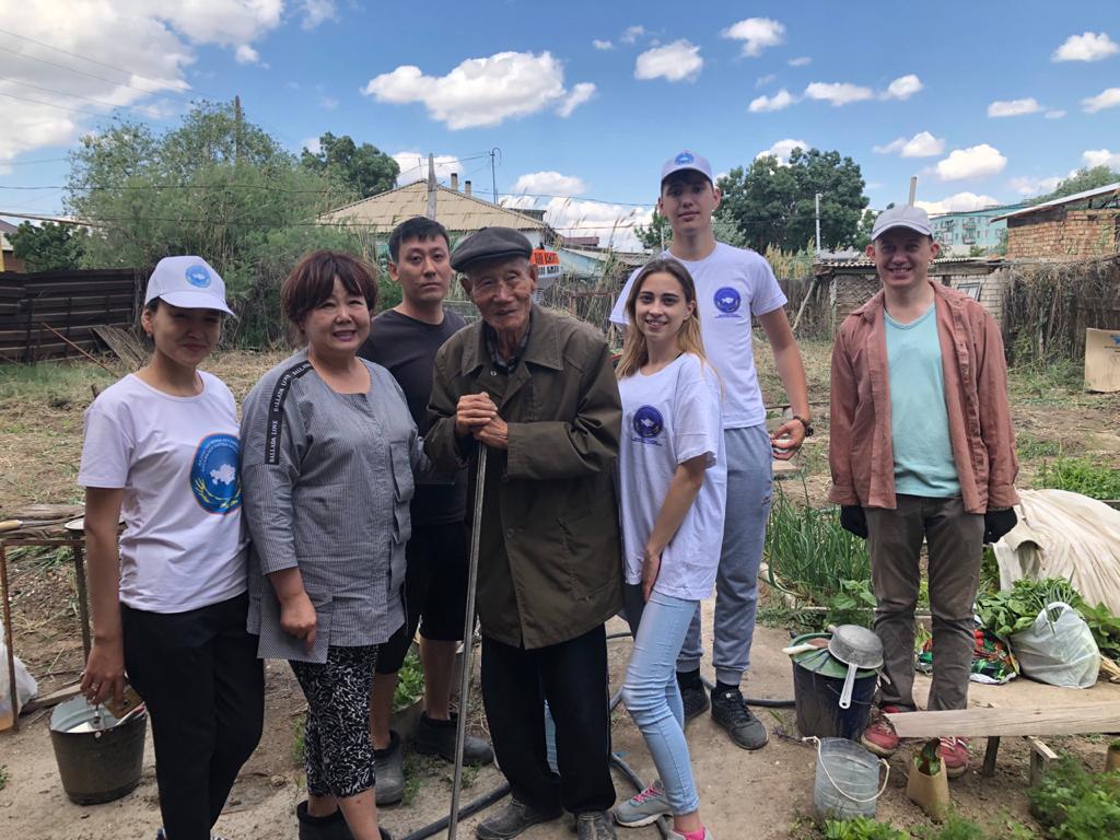 Қызылорда: Еріктілер қарияға қамқорлық танытты