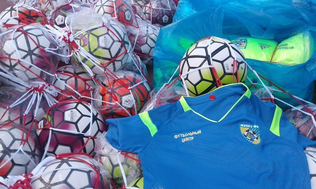 Полицейлер балаларға спорт жабдықтарын тарту етті