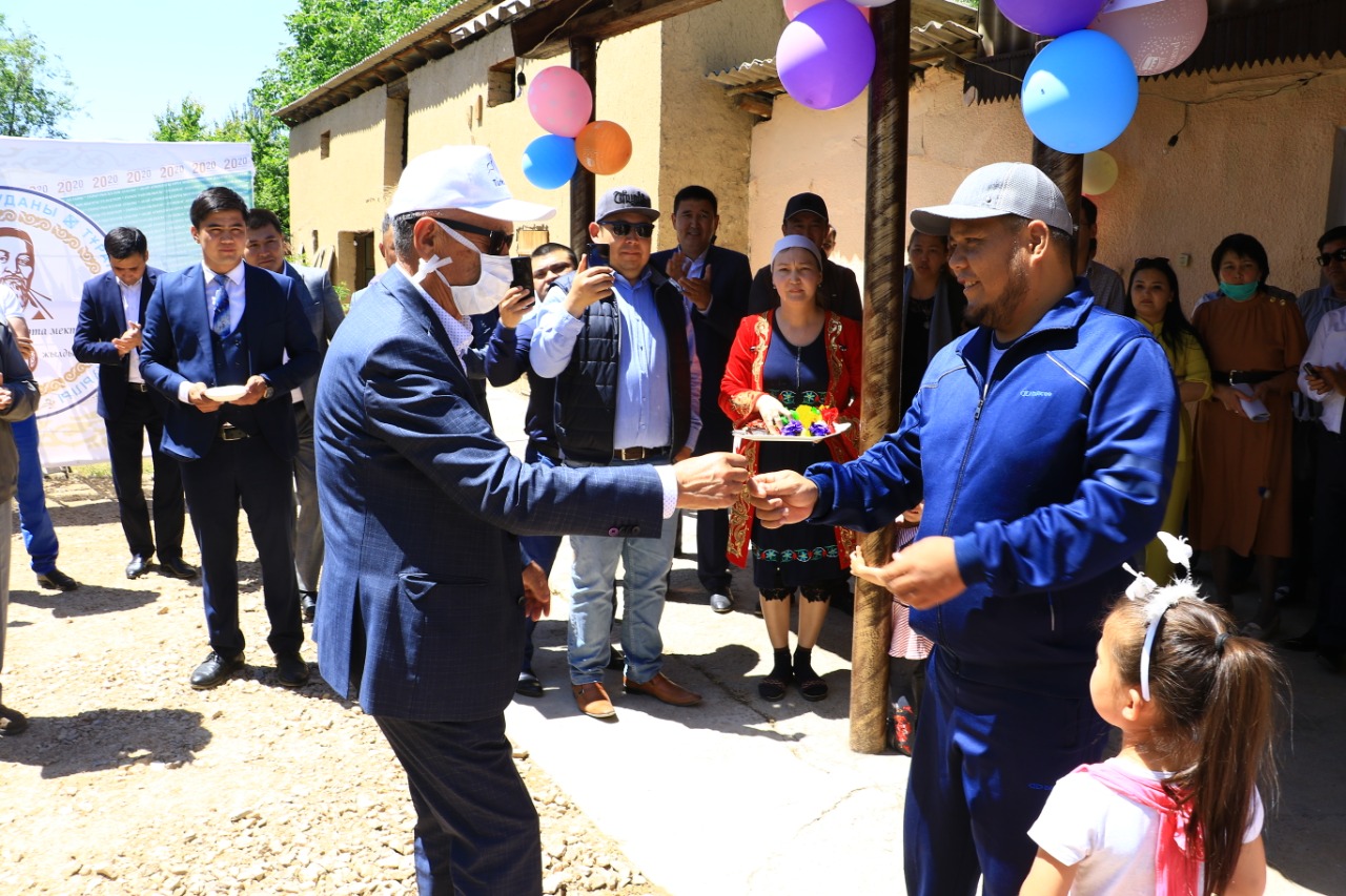 Түркістан: Түлектер мұқтаж отбасыға 5 бөлмелі үйді сыйға тартты