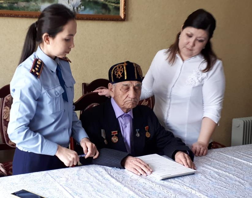 Атырау: Полицейлер құжат рәсімдеуге көмектесіп жатыр