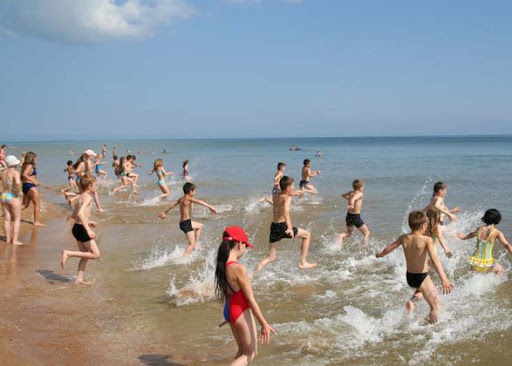 Маусым ашылмаса да Жайыққа шомылып жүргендер көп