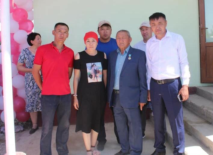 Түркістан: Мектеп түлектері 6 балалы анаға баспана сыйлады