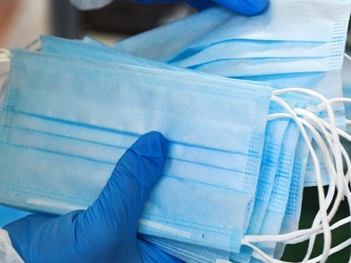 Атырау: Полицейлер екі күн тегін маска таратты