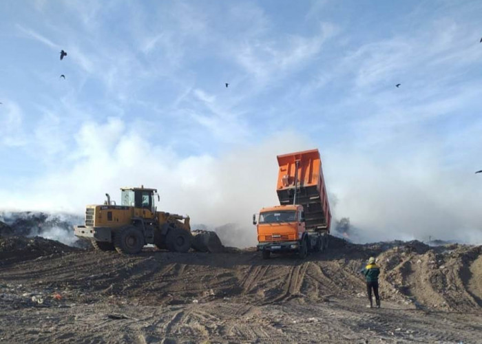 Атырауда қоқыс алаңы өртенді