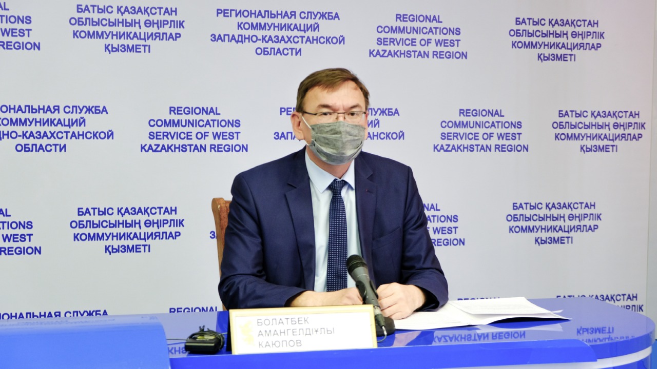 Оралда үш адам жасанды тыныс алу аппаратына қосылған