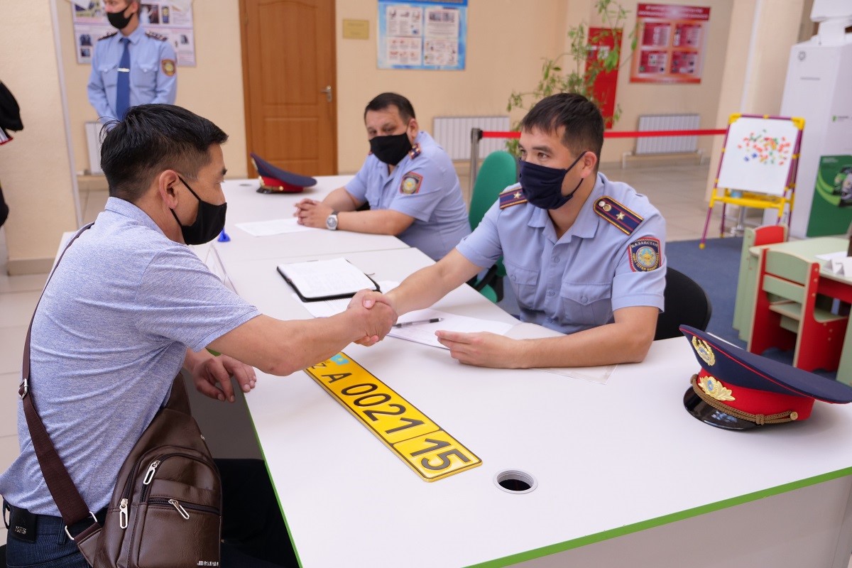 СҚО-да алғашқы үш адам Армениядан әкелінген көлігін тіркеді