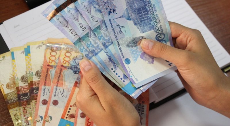 Атырау: Ата-анадан ақша не үшін жиналады?