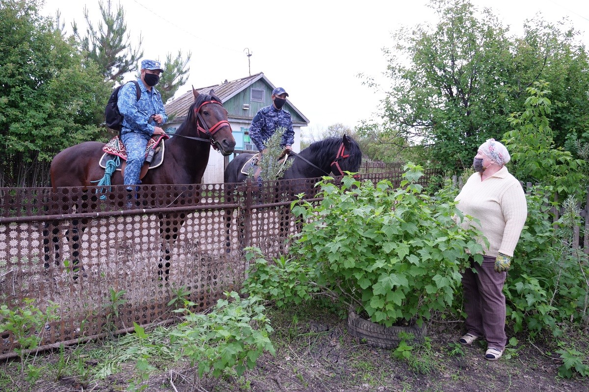 Саяжайларды атты полицейлер күзетуде