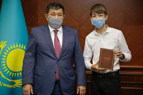 Атырау: Әкім түлектерге «Абайдың қара сөздері» кітабын сыйлады