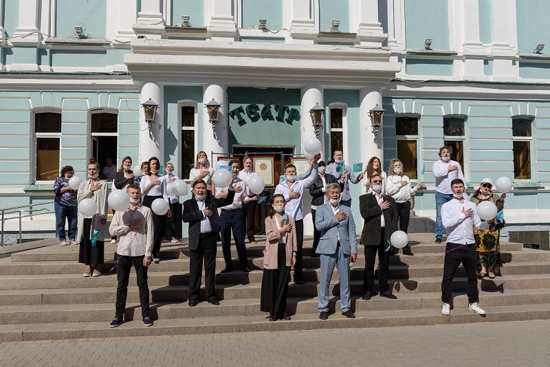Орыс театрының әртістері Әнұранды шырқады