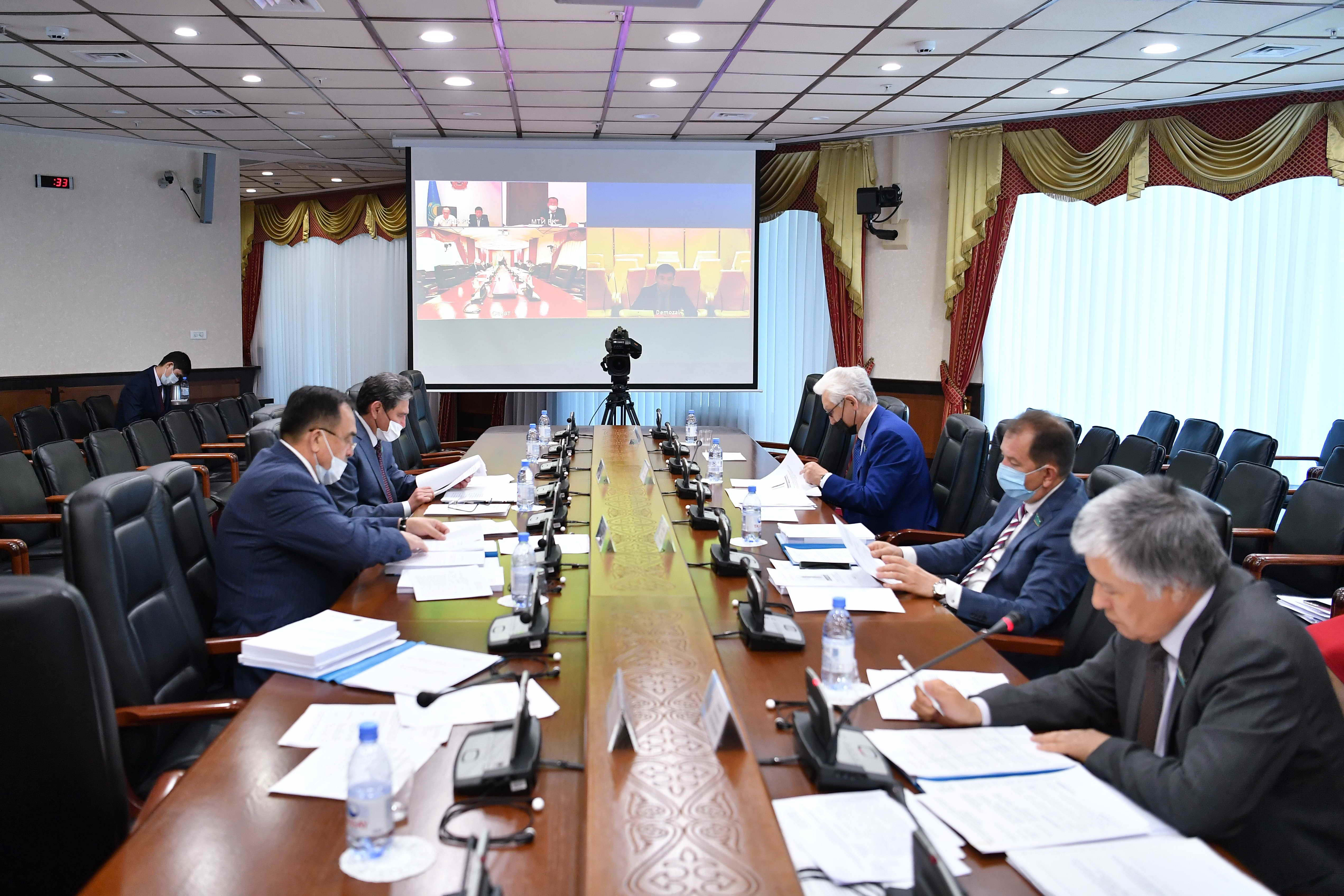 Сенаторлар тұтынушылар құқығын қорғауға қатысты заң жобаларын қарады