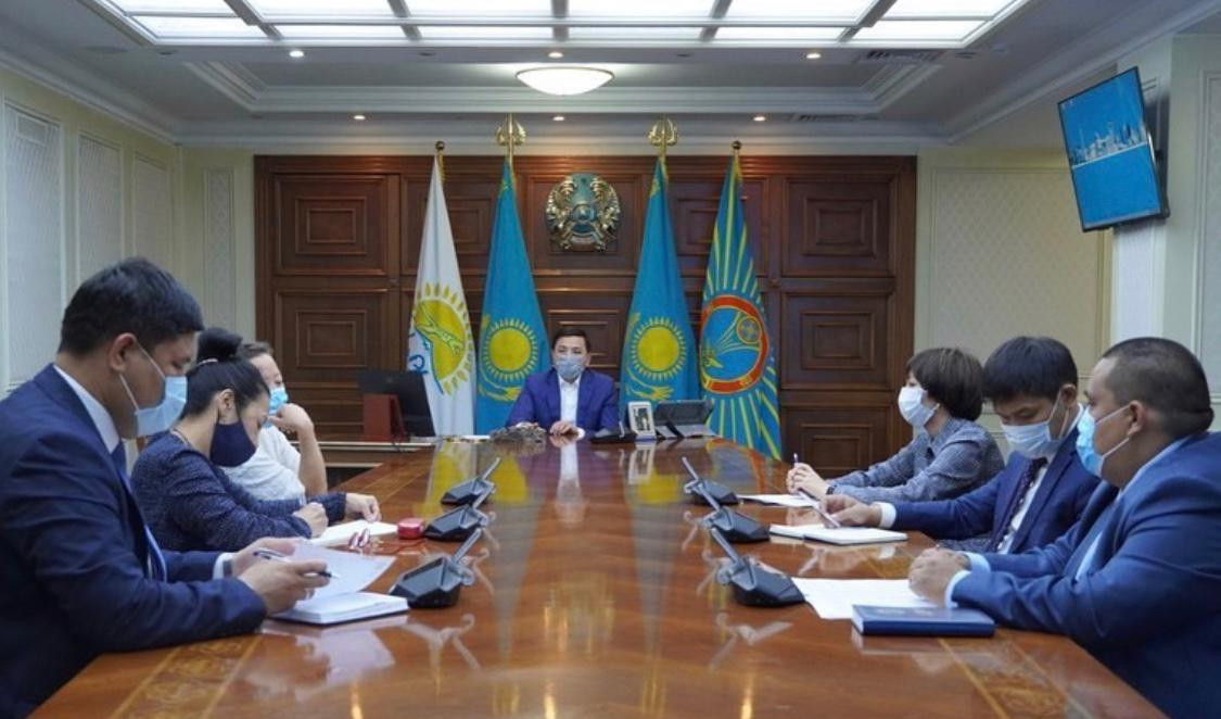 Алтай Көлгінов ерекше қажеттілігі бар балалардың аналарымен кездесті