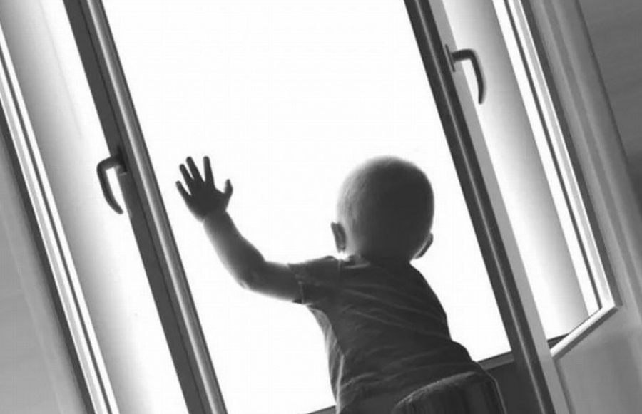 Атырауда екі жасар бала терезеден құлады