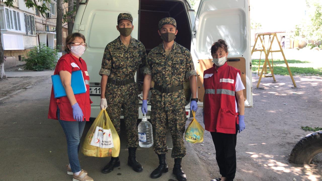 Оралда сарбаздар қарияларға азық-түлік таратты