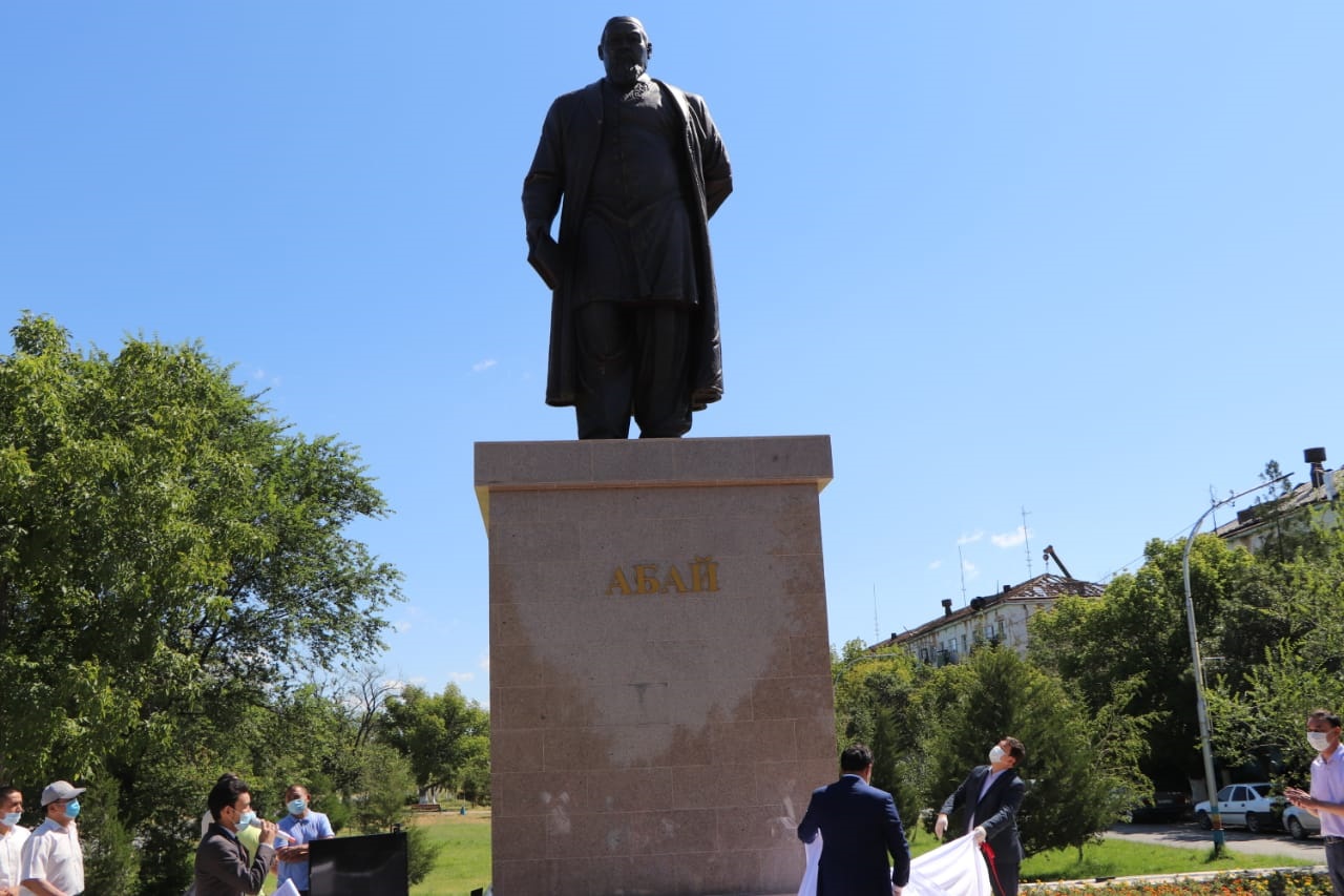 Абайдың еңселі ескерткіші