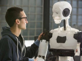 Gamer Holt Production компаниясы адамға бет-әлпеті қатты ұқсайтын робот жасады