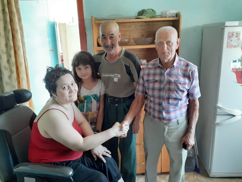 Полиция мүмкіндігі шектеулі қызға арба тарту етті