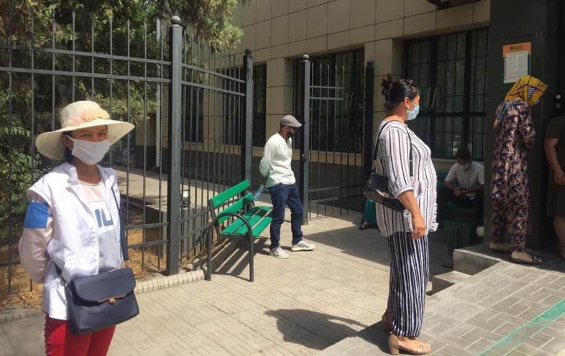 Дәріханаларға еріктілер бекітілген