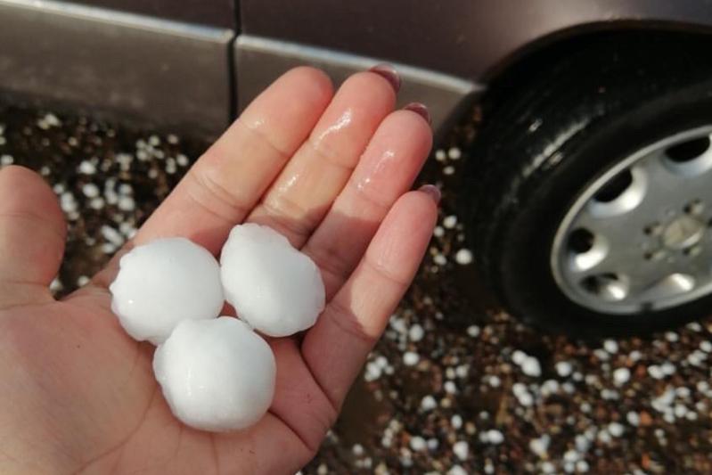 Қарағанды облысында жауған бұршақ үйлердің шатырын тесіп өтті