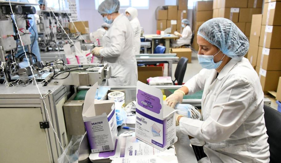 Алматылық фармкомпания медициналық мекемелерге көмір фильтрлі 100 мың маска сыйлады