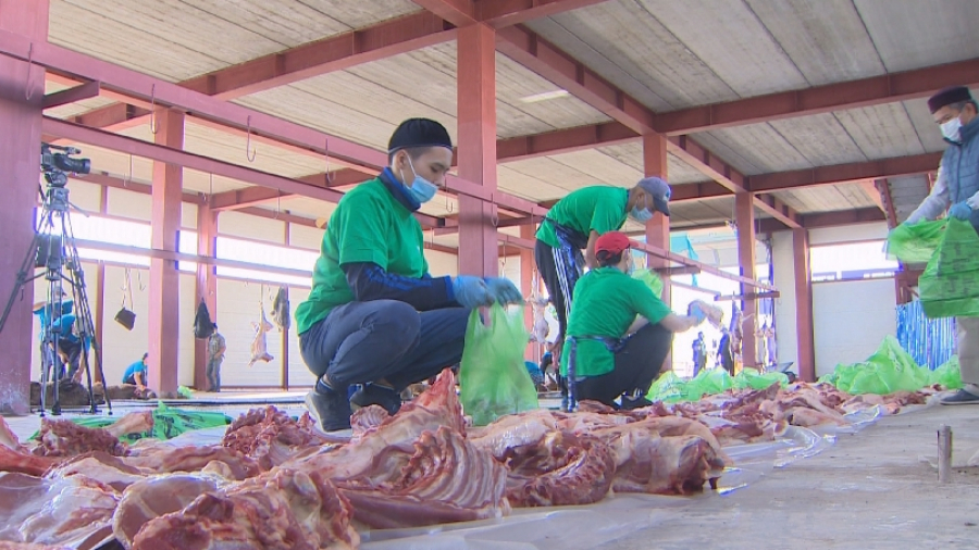 Атырауда волонтерлер құрбандық етін таратты