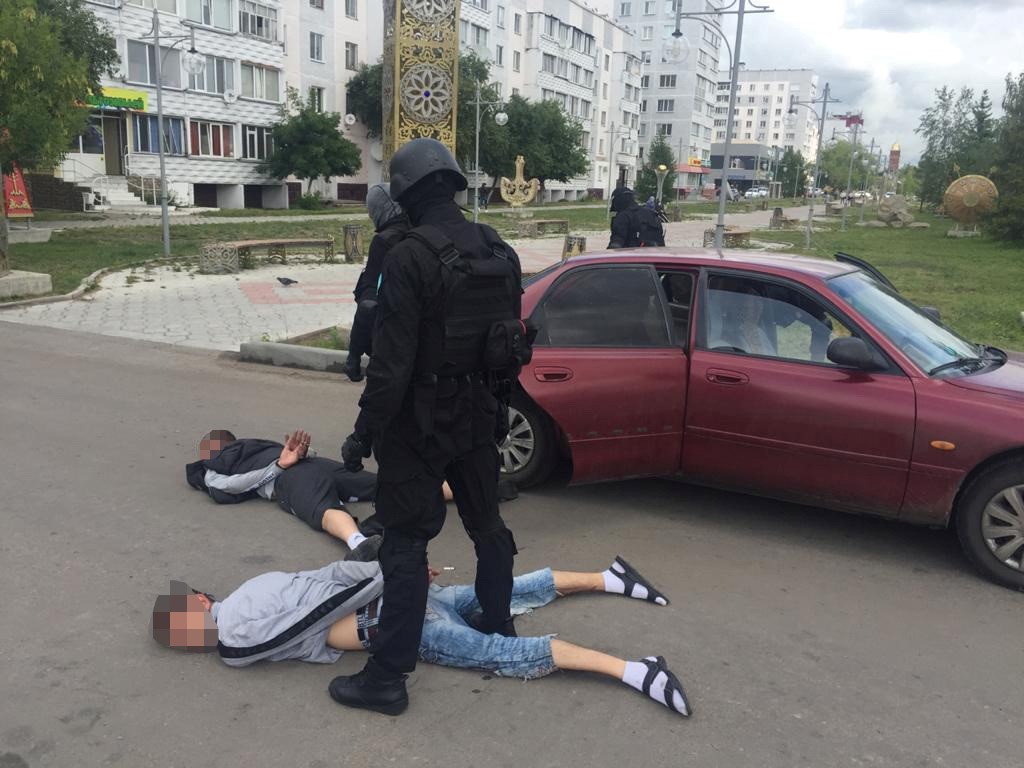 Таныстарын ақша тауып беруге мәжбүрлегендер ұсталды