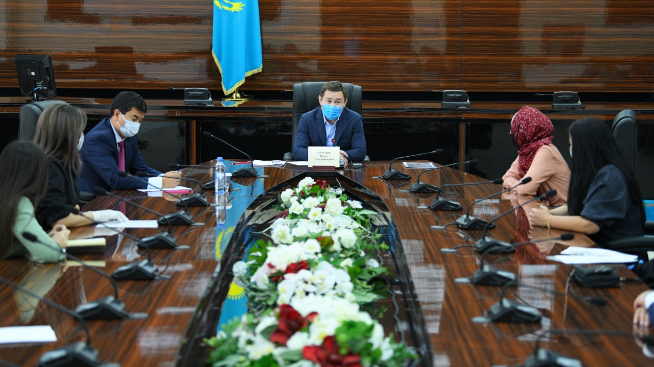 Мұрат Әйтенов волонтерлермен кездесті