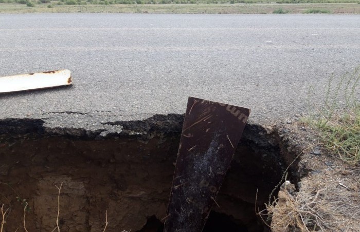 “Атырау-Индер” жолының асфальты ойылып кетті