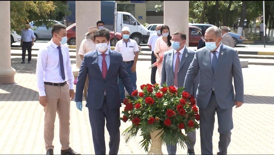 Шымкентте Абай ескерткішіне гүл шоқтары қойылды