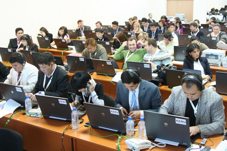 Суретте: ЕҚЫҰ&nbsp; саммитінен хабар таратқан отандық және шетелдік БАҚ өкілдері