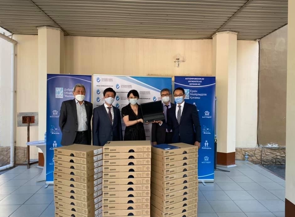 Дипломаттар 150 ноутбук сыйлады