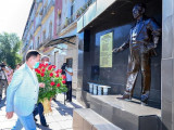 Шымкентте Шәмші Қалдаяқовтың ескерткішіне гүл шоқтары қойылды