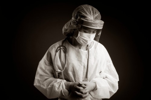 KustoHelp қоры COVID-19-бен күресте қайтыс болған дәрігерлердің отбасына 1 млн теңгеден көмек береді