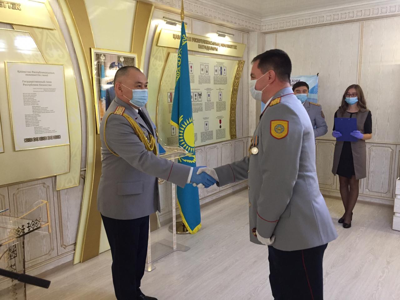 Қостанайда 30 адамды өрттен құтқарған полицей марапатталды