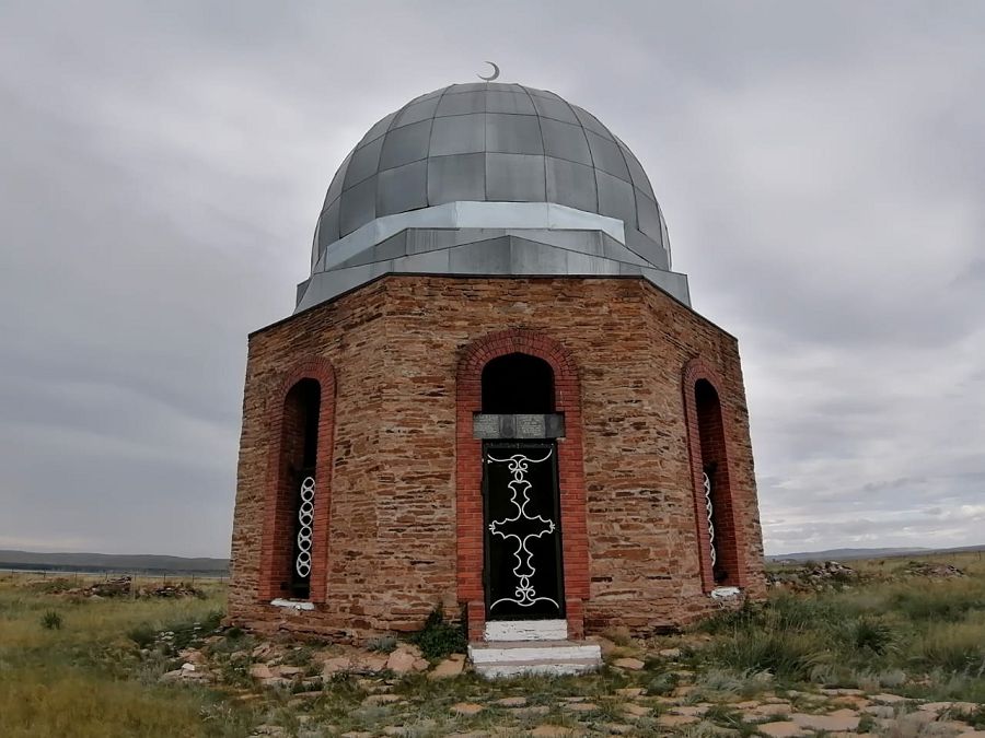 Саққұлақ би кесенесі