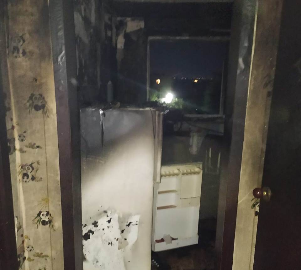 Екібастұзда жанып жатқан пәтерден ес-түссіз жатқан үш адам табылды