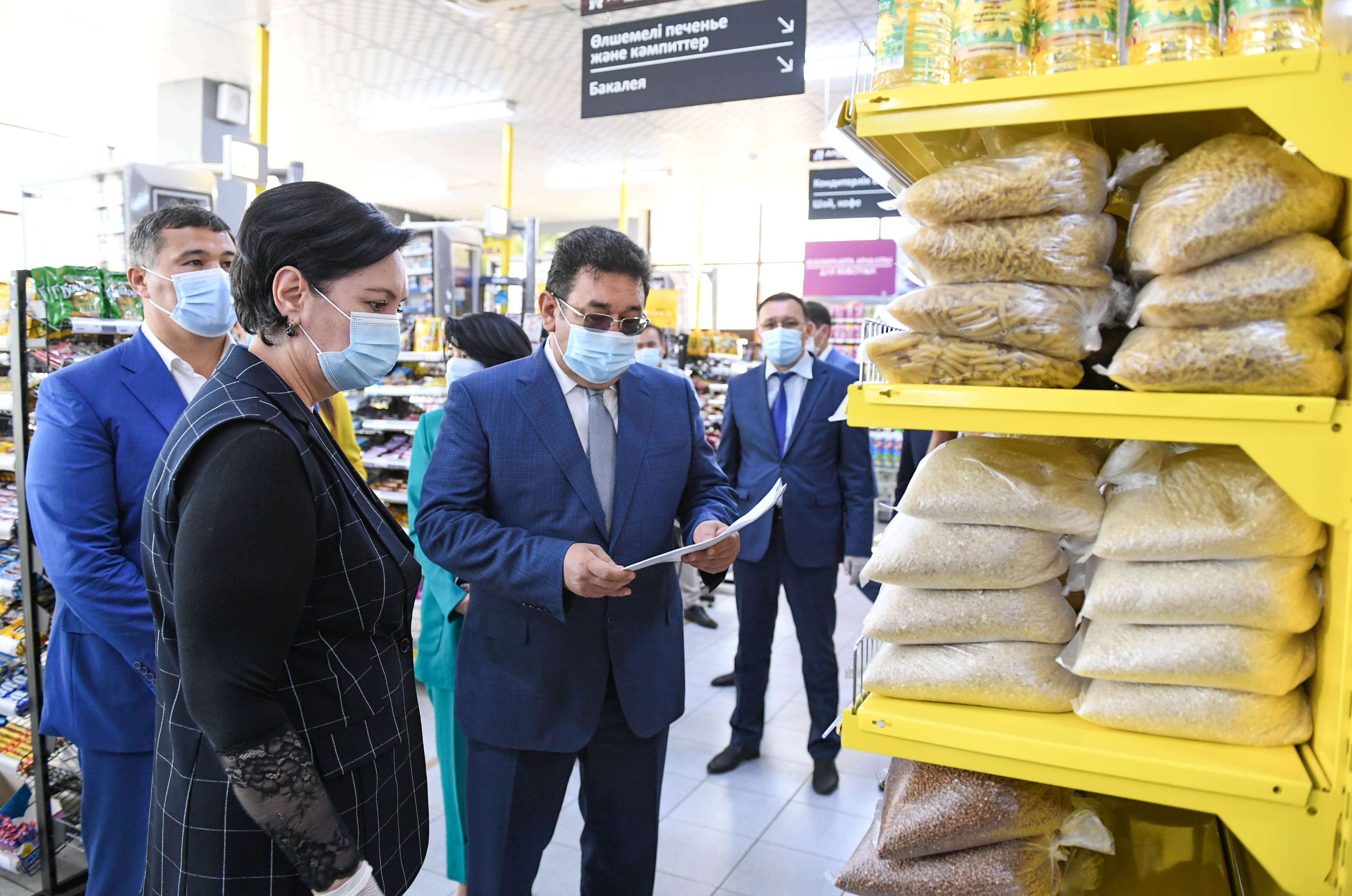 Гүлшара Әбдіқалықова мен Нұрлыбек Нәлібаев әлеуметтік сауда үйлерін аралады