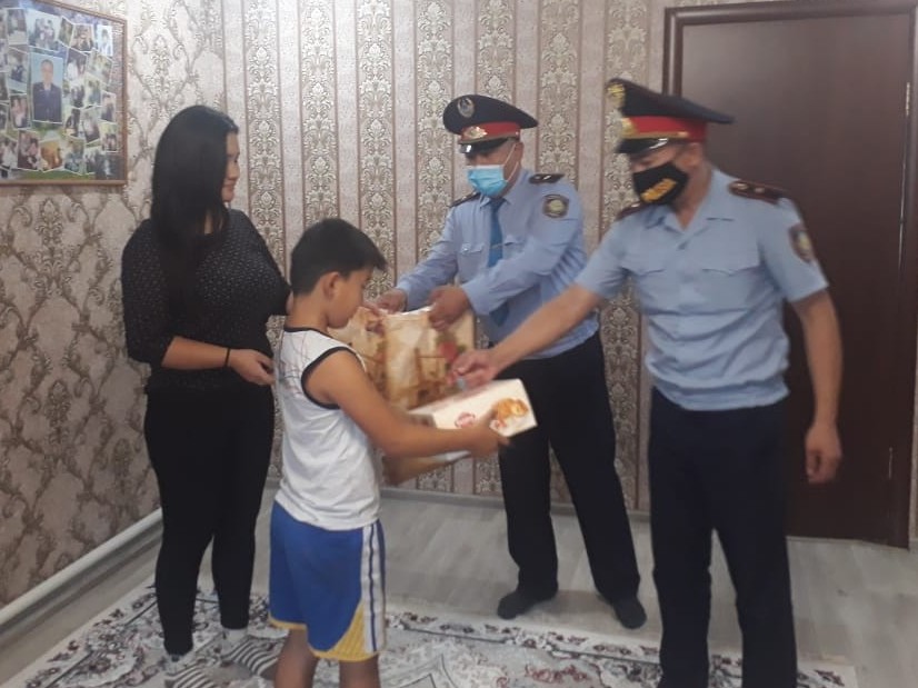 Семейлік полицейлер отбасы күніне орай сыйлық таратты