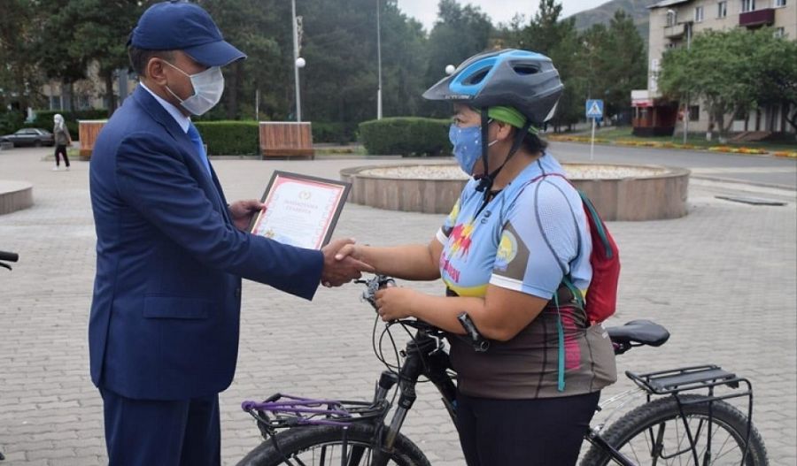 Велосаяхатшы қыз