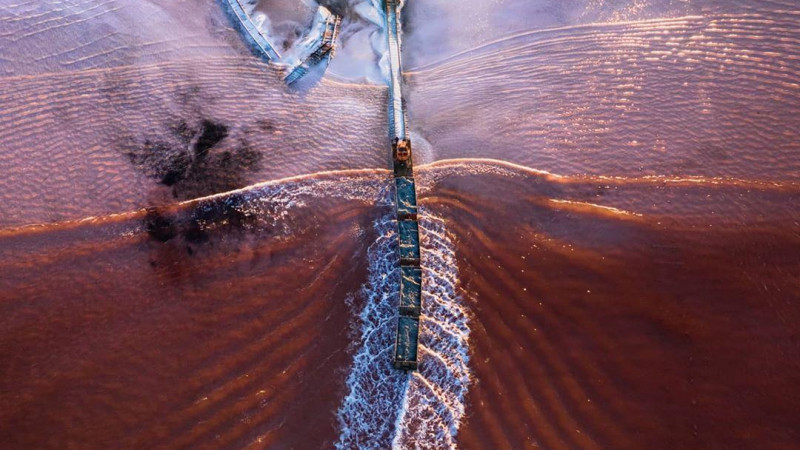 Қазақстан мен Ресейді бөліп тұрған көлдің ерекше фотолары жарияланды