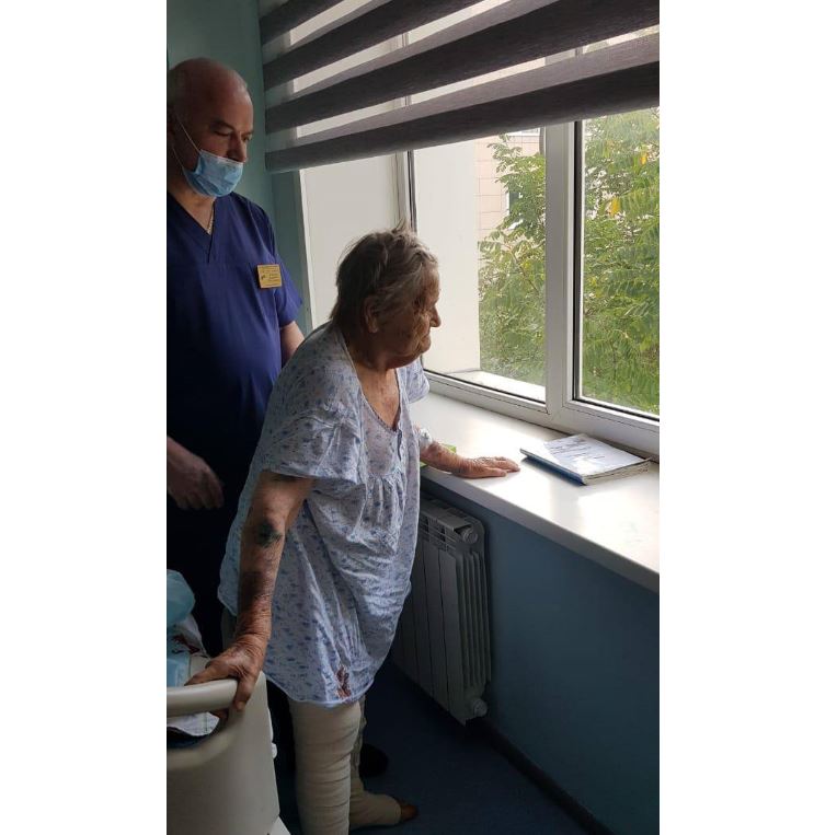 Алматыда 102 жастағы кейуана ауыр отадан кейін аяғынан тік тұрды