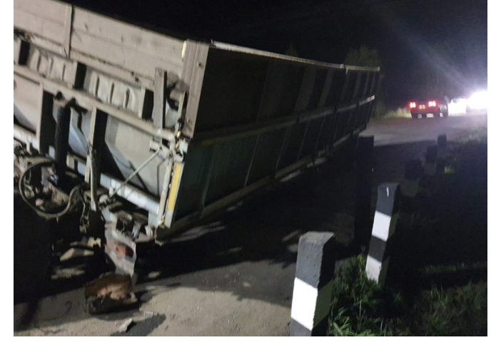 Сынған трактор теміржол өткелінде тұрып қалды