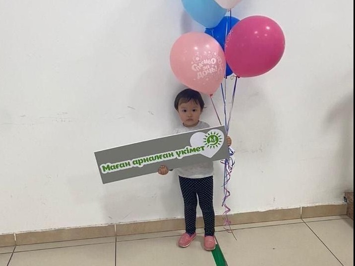 Алматылық кішкентай Лейла құжатын алуға келді