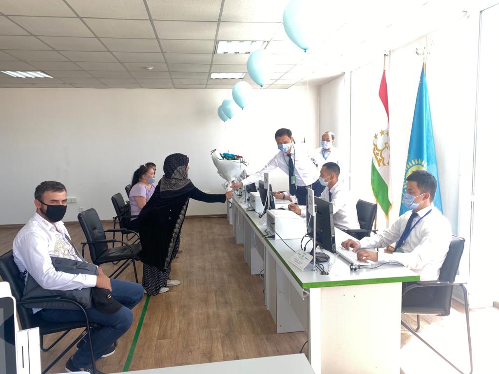 Алматыдағы ХҚО-ға келген Тәжікстан азаматтарын құттықтады