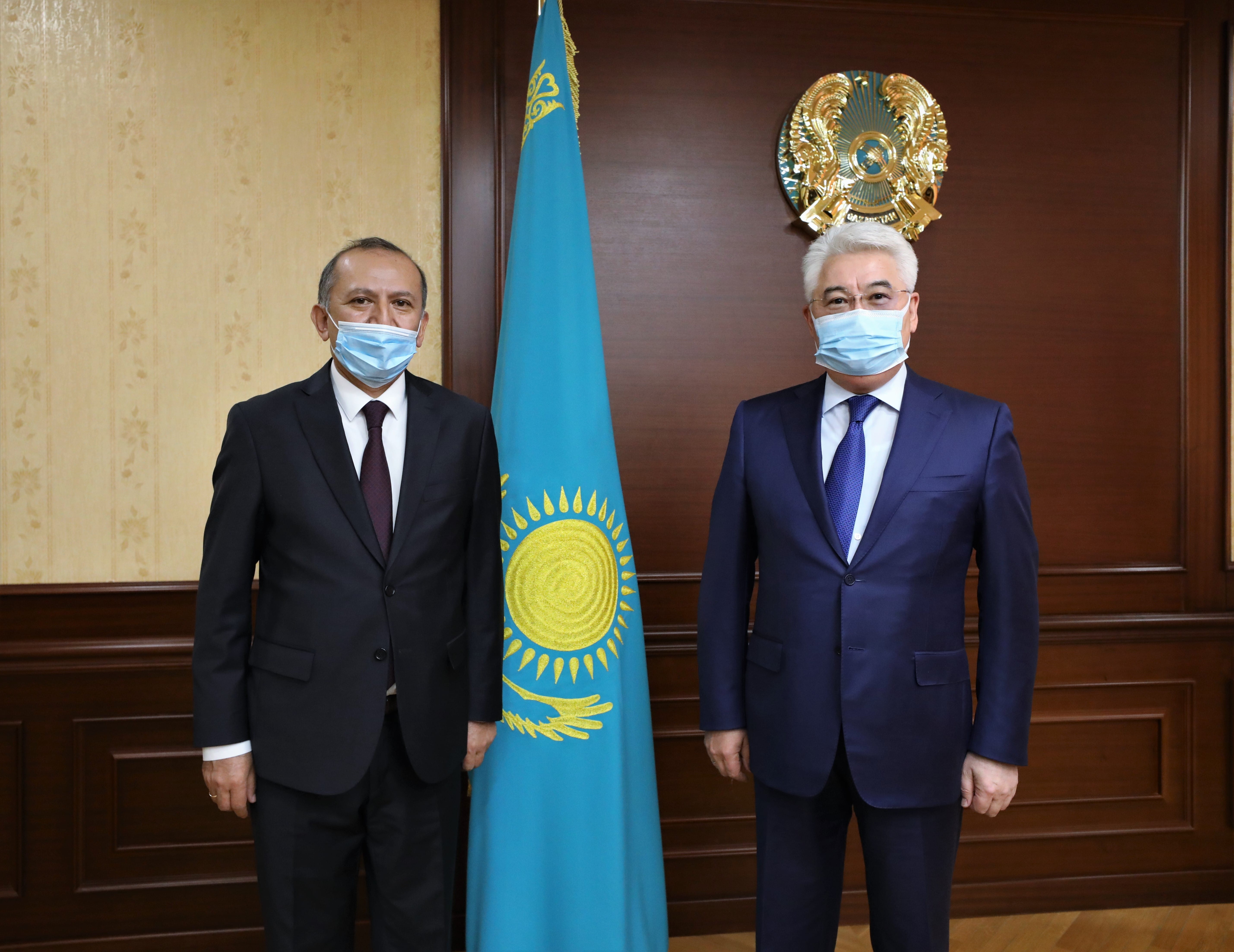 Бейбіт Атамқұлов Өзбекстанның Қазақстандағы елшісімен кездесті