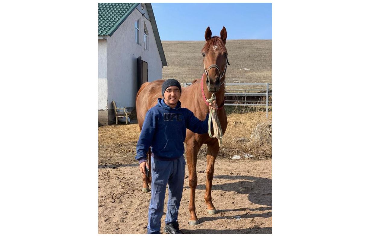 Жеті жасында жүйрік жүгендеген