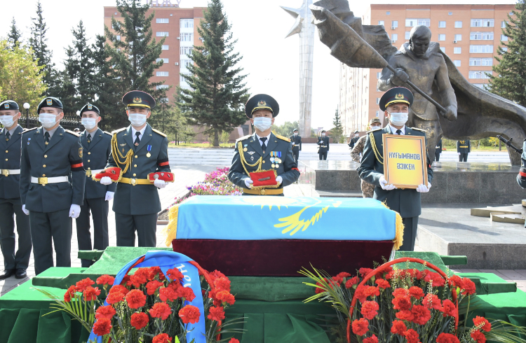 Жауынгер Әзікен Нұғымановтың сүйектері Степняк қаласында жерленді